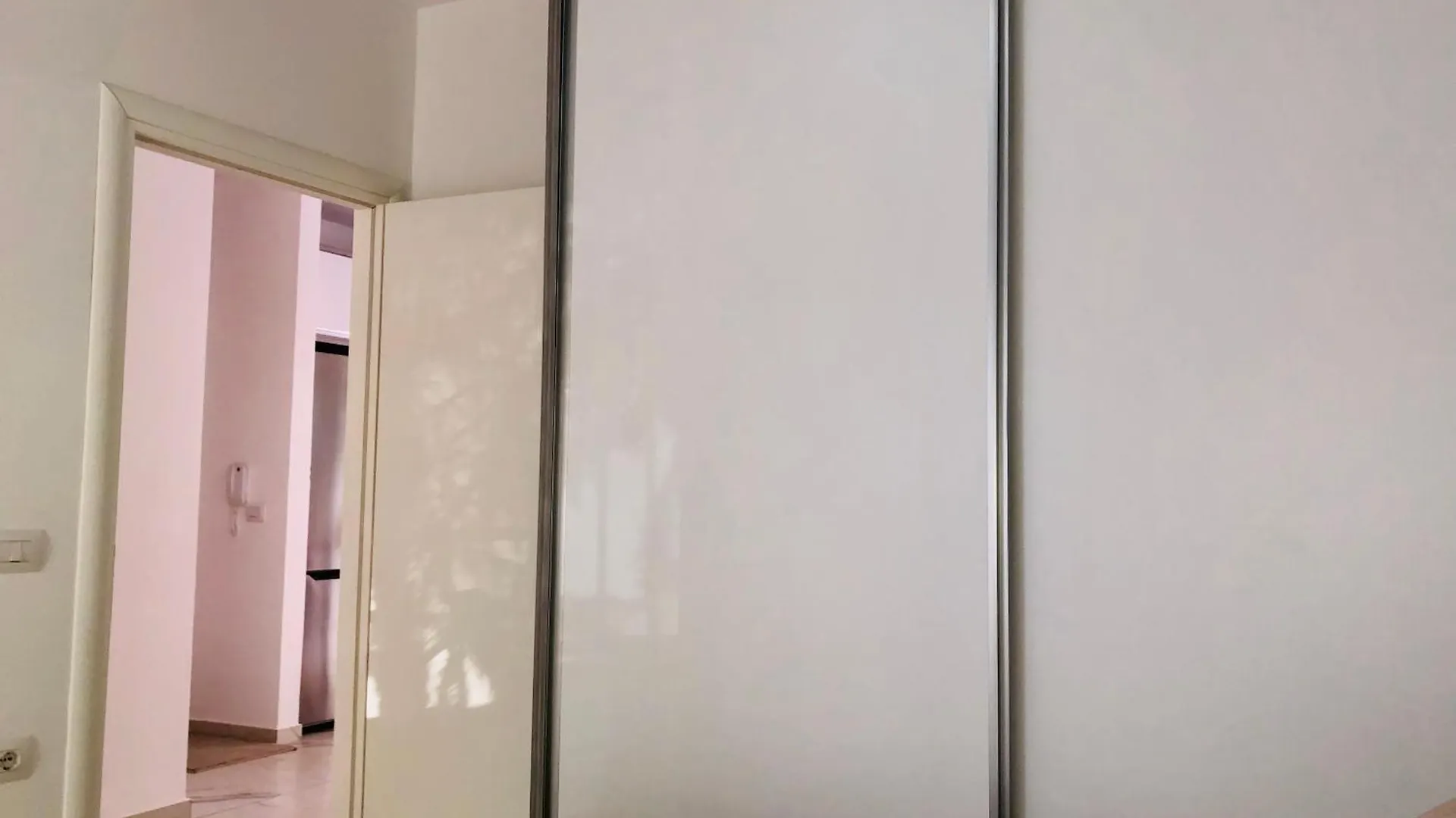 Le Galet Blanc Appartement ساراندا شقة